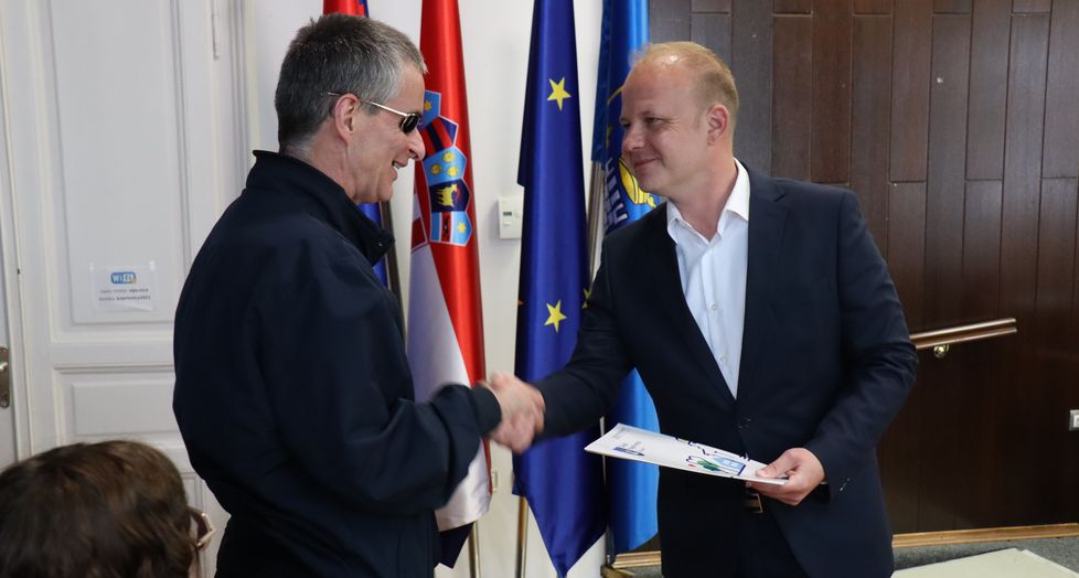 Predsjednik Udruge slijepih KKŽ Mario Šutalo rukuje se s gradonačelnikom Grada Koprivnice Mišelom Jakšićem prilikom primopredaje ugovora.