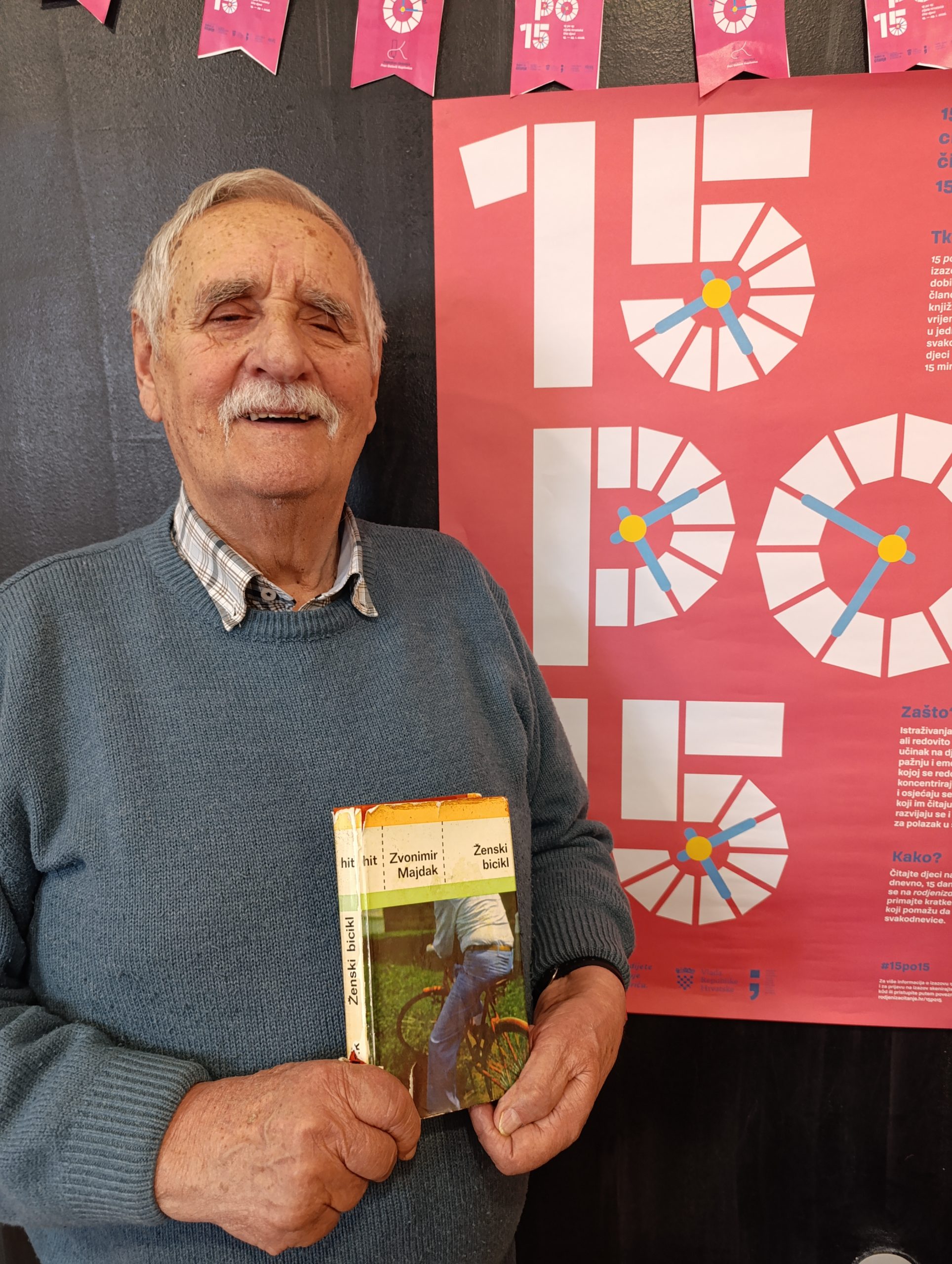 predlagatelj knjige ante rosandić drži knjigu u ruci