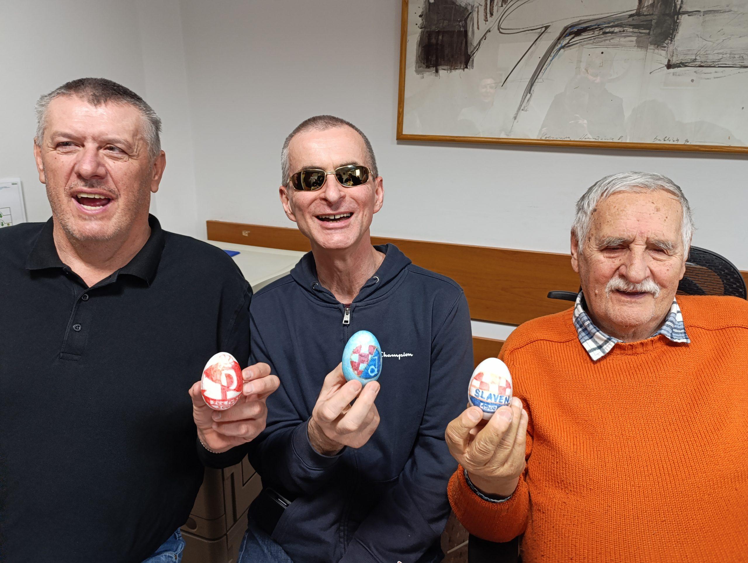 Ivica, Mario i Ante drže pisanice s grbovima, ŽKK Podravac, NK Dinamo i NK Slaven Belupo