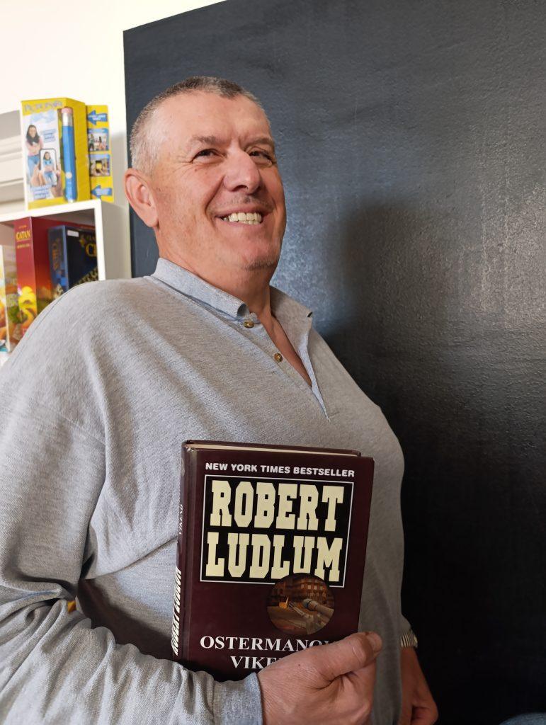 predlagatelj knjige ivica molnar drži knjigu u ruci