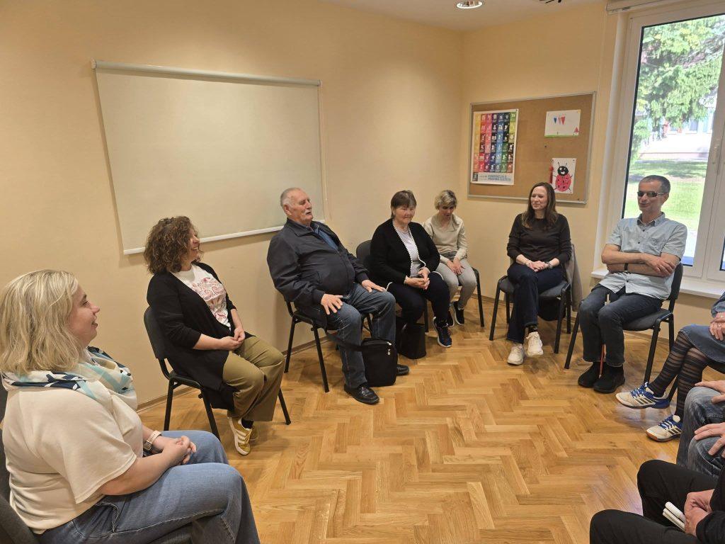 ČlanoviUdruge slijepih KKŽ u Obiteljskom centru s Jelenom Jug i Silvijom Čavić
