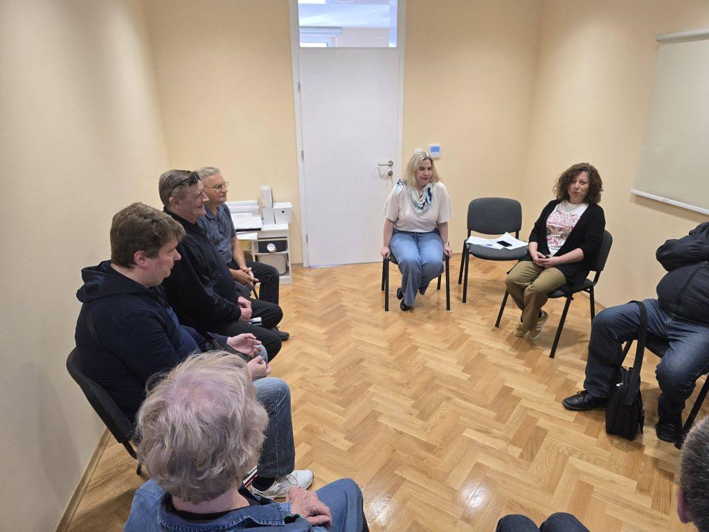 ČlanoviUdruge slijepih KKŽ u Obiteljskom centru s Jelenom Jug i Silvijom Čavić