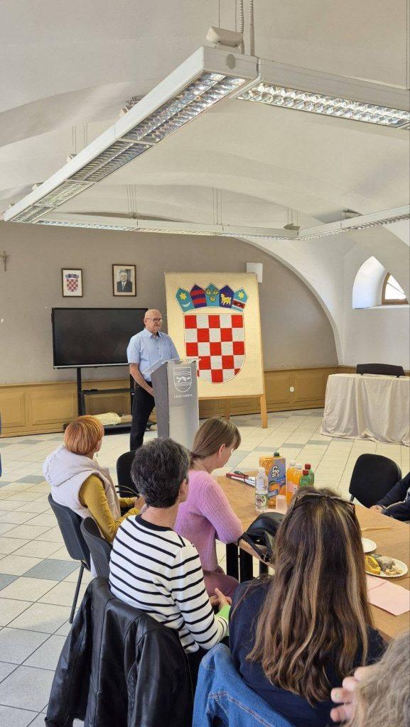 Predsjednik Udruge Pakrac-Lipik Stanko Kovačić drži govor