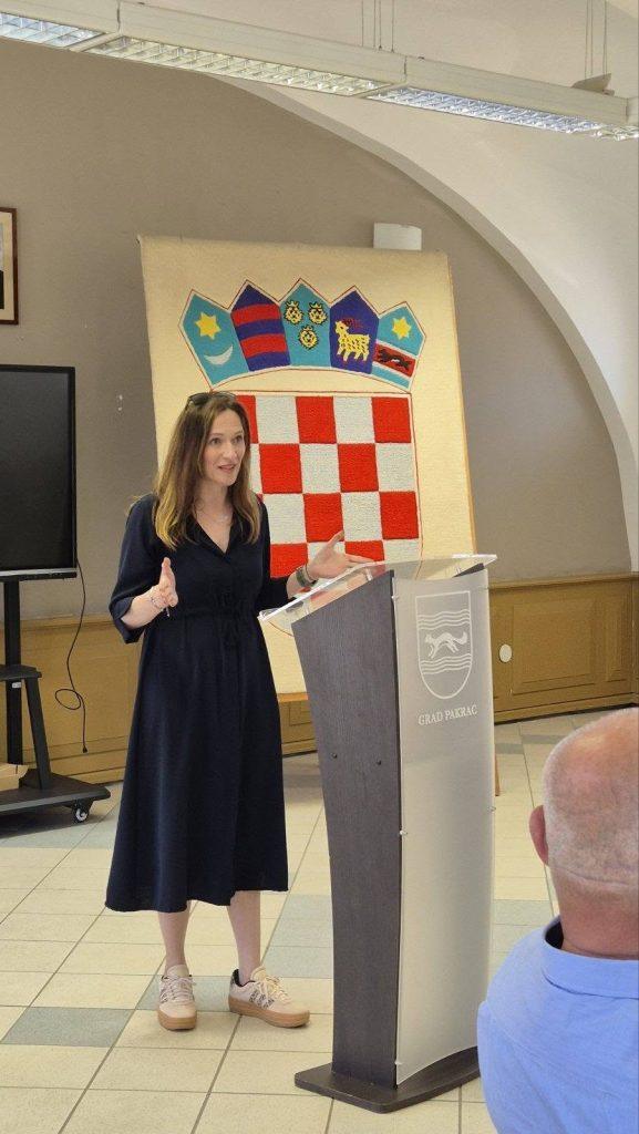 Melita Mezga drži govor