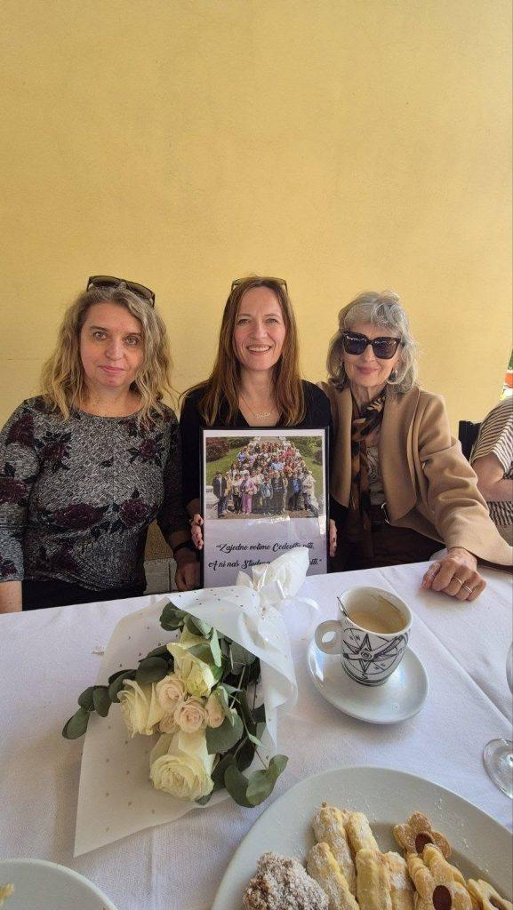 Danijela Pokos, Melita Mezga i Brankica Sertić sa slikom koju su dobile na poklon