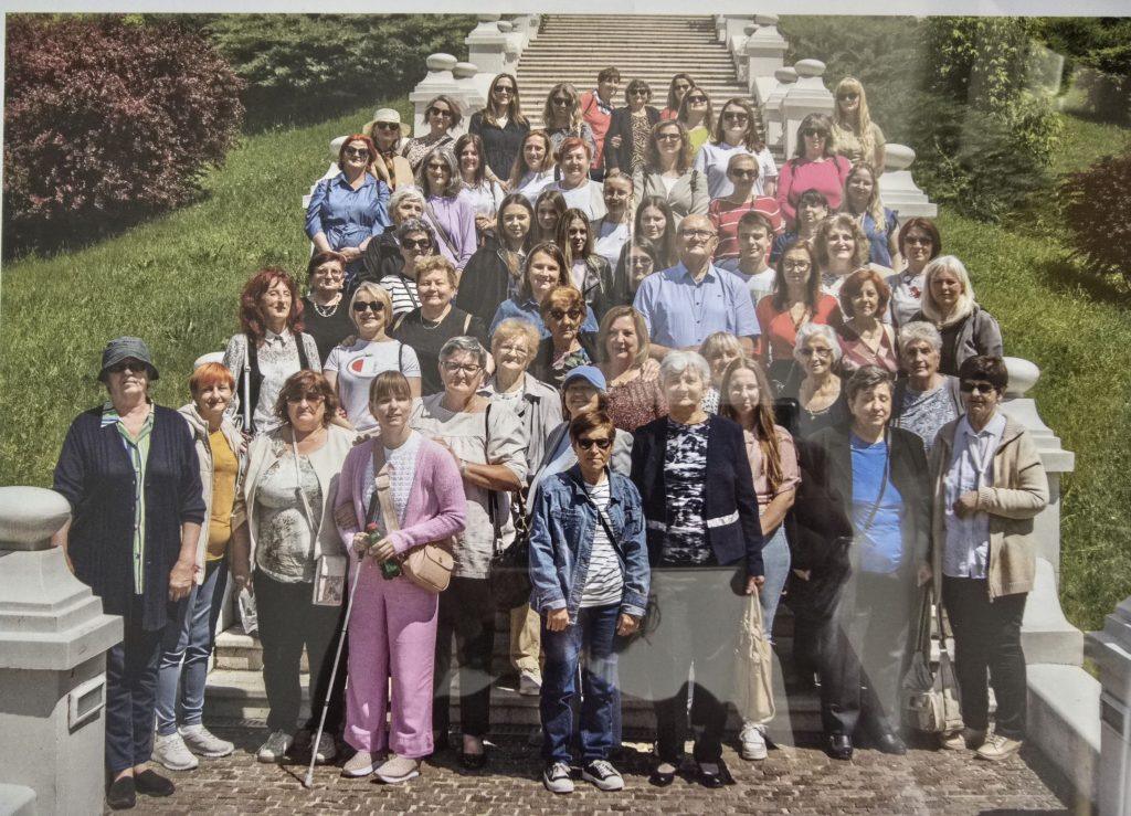 Fotografija prikazuje sve sudionice koje su se okupile na ovom susretu