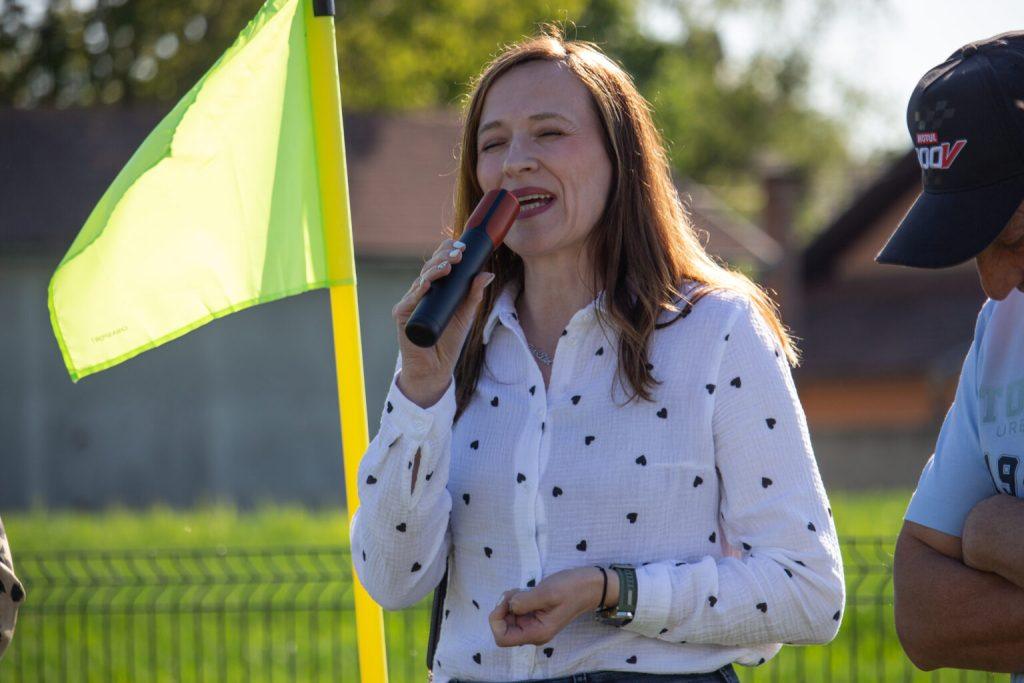 fotografija prikazuje dopredsjednicu Mezgu kako govori na otvorenju NK Sabarija u Subotici Podravskoj