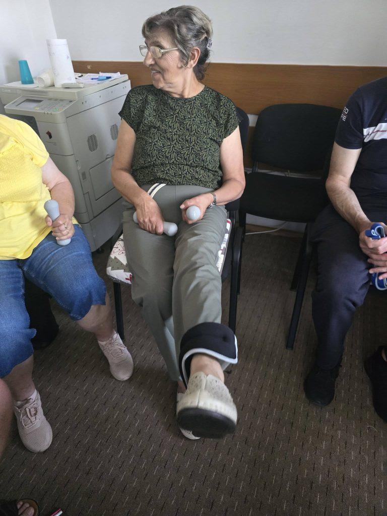 članica udruge vježba s utegom za nogu i bučicama