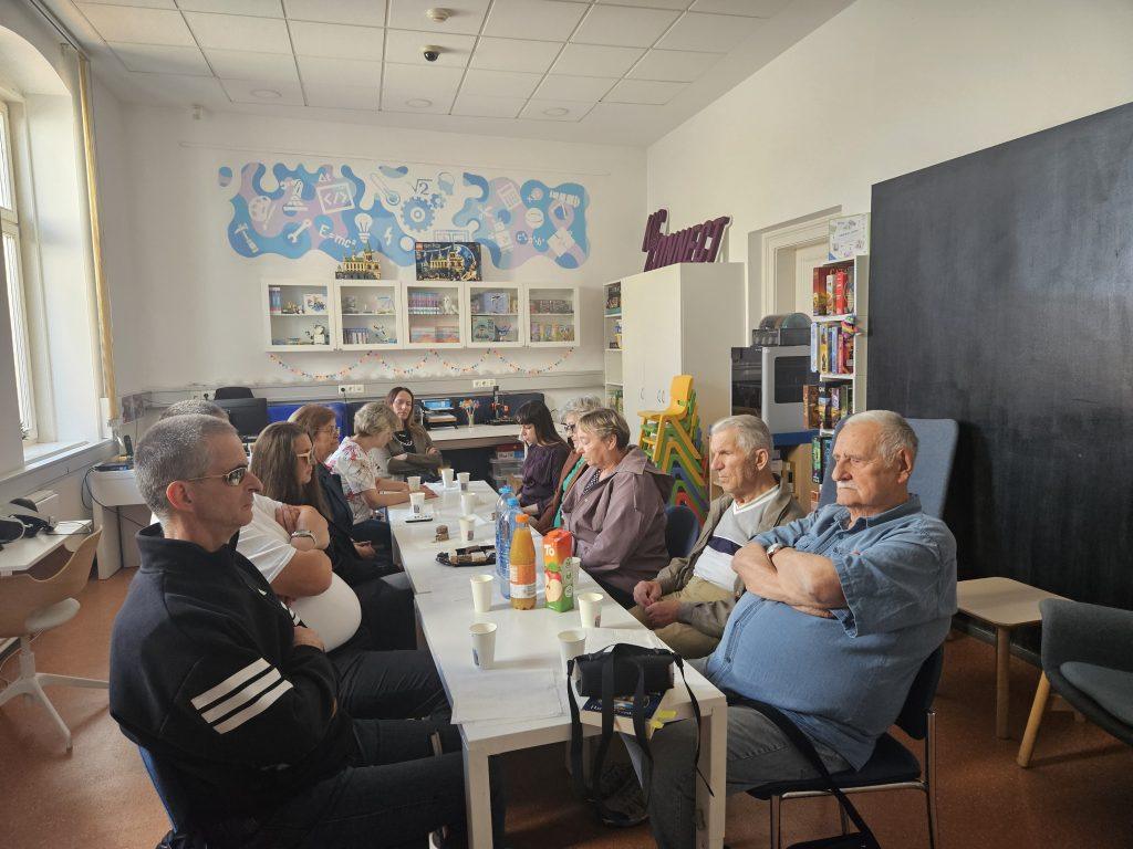 Članovi čitateljskog kluba slušaju glazbu
